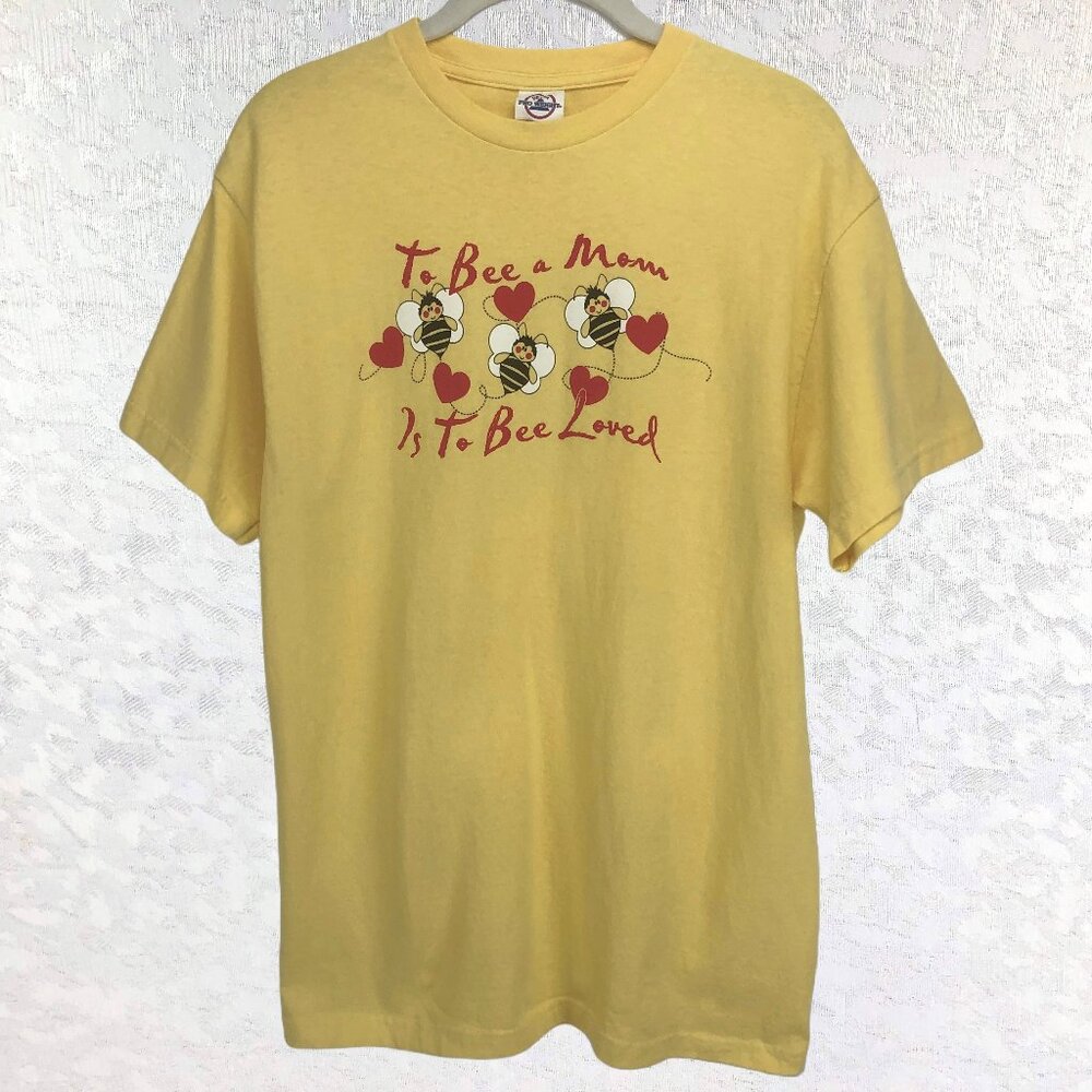 Delta Pro Weight “To Bee a Mom Is to Bee Loved” Graphic Tee Yellow Cotton Size M